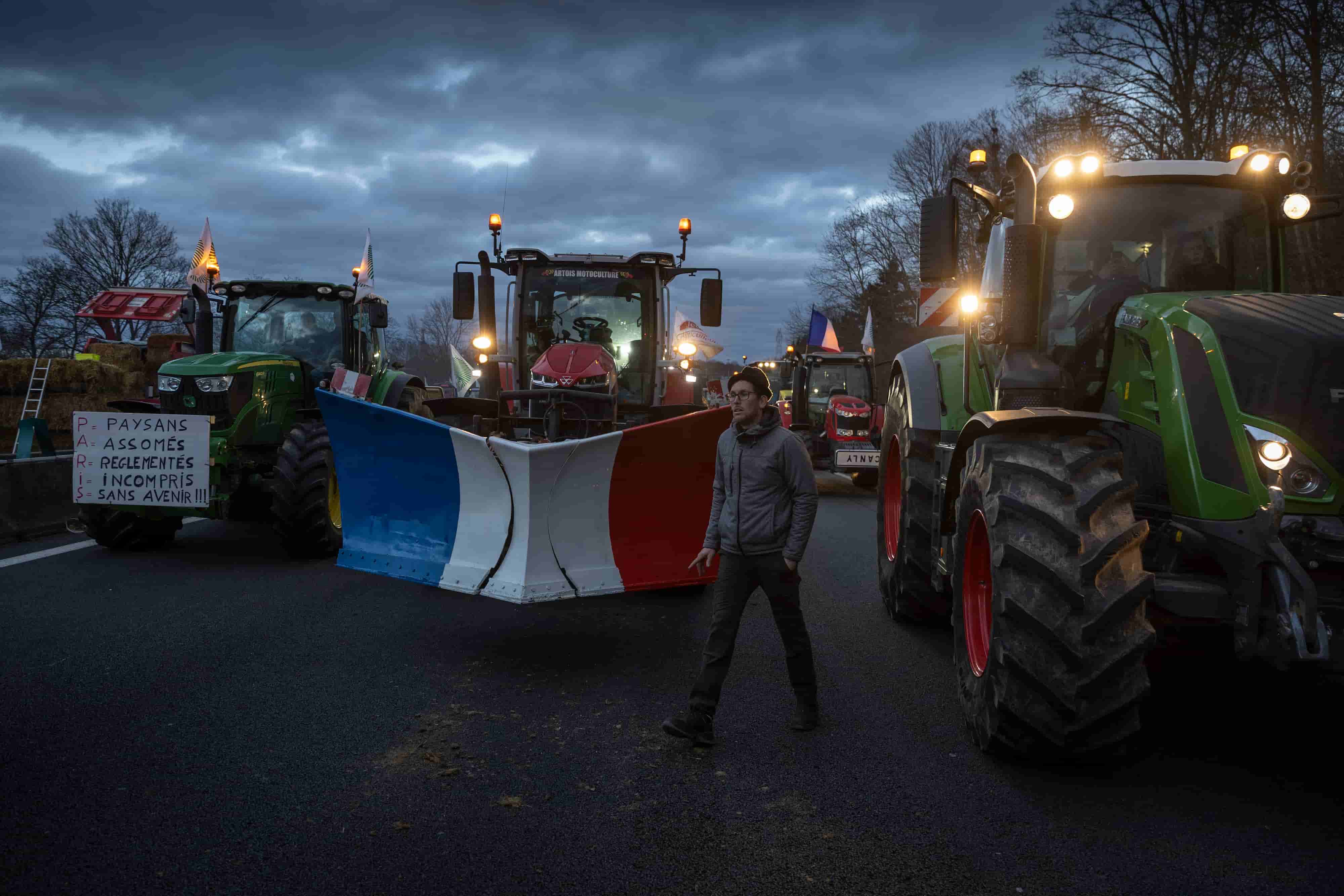 France: 18 Arrested as Farmers Blockade Vegetable Market