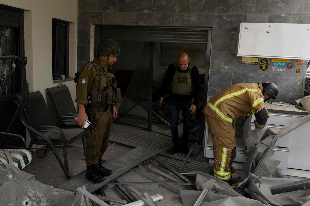 Airstrikes, Rocket Fire Kill 17 on Lebanon-Israel Border
