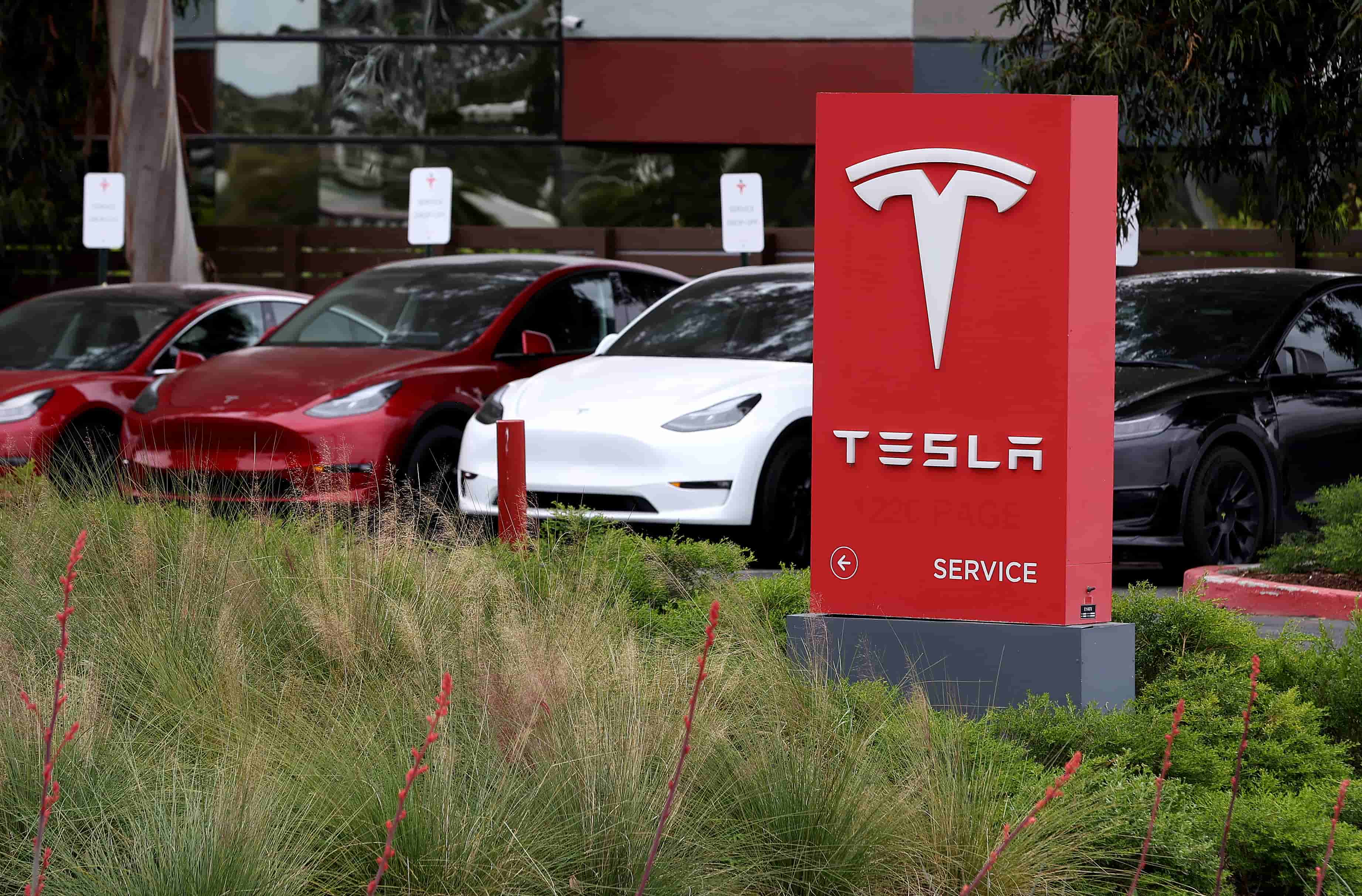 Federal Regulator Investigates Tesla Autopilot Recall