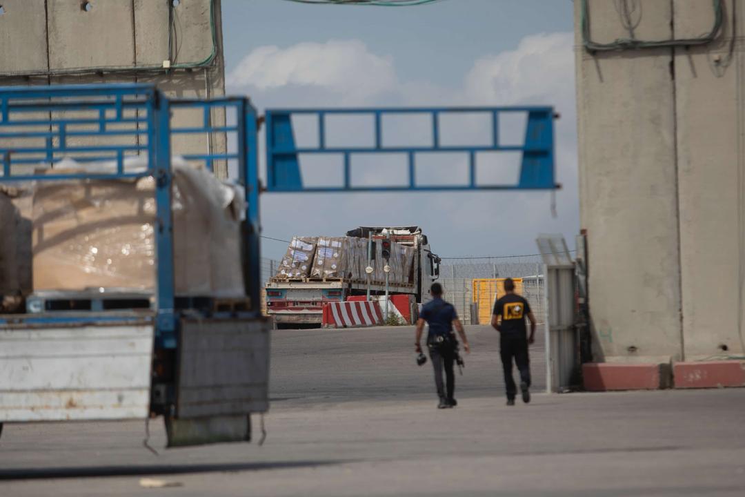 Israeli Soldiers Helping Settlers Destroy Gaza Aid Trucks, Claims Report