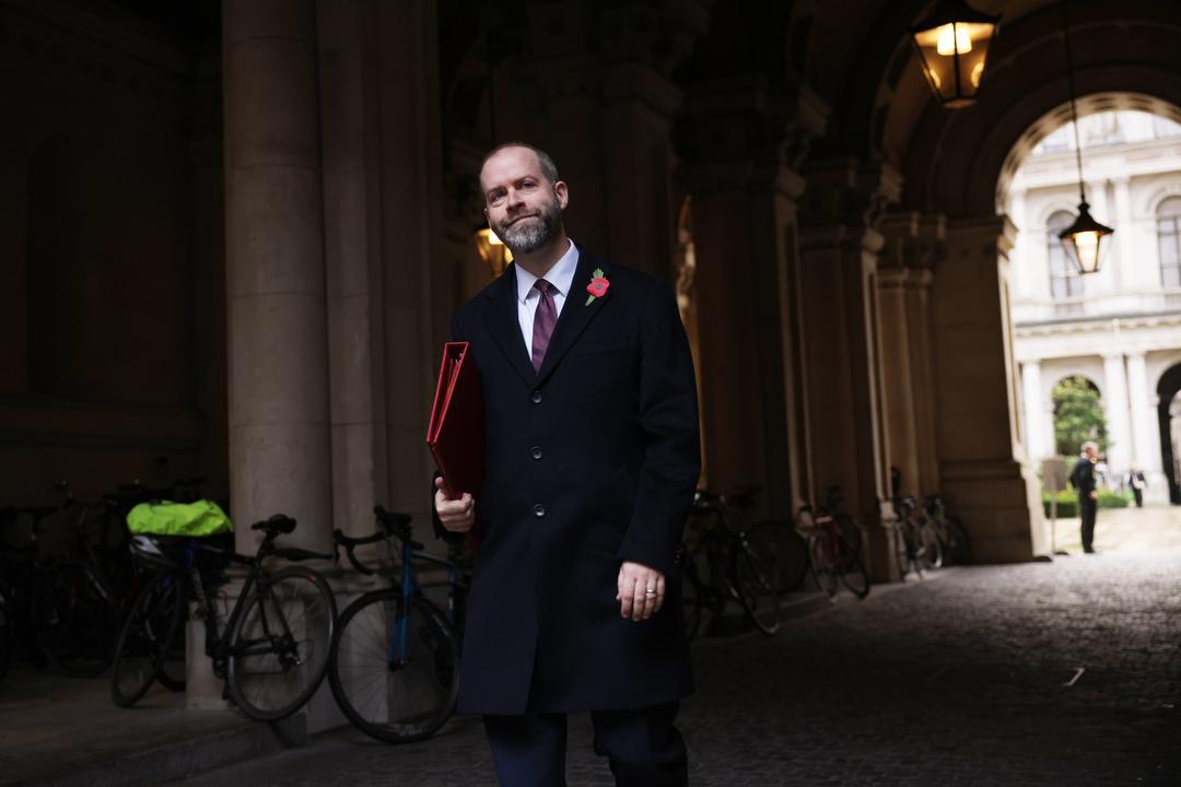 UK: Business Secretary Faces Criticism for Legal Career Claims