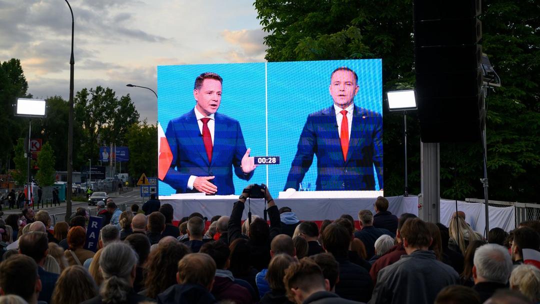 Polish Presidential Rivals Hold Massive Warsaw Rallies