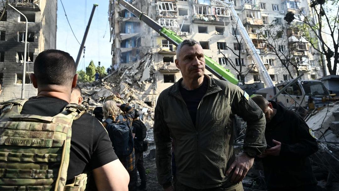 Russian Strikes Kill At Least 16 in Kyiv