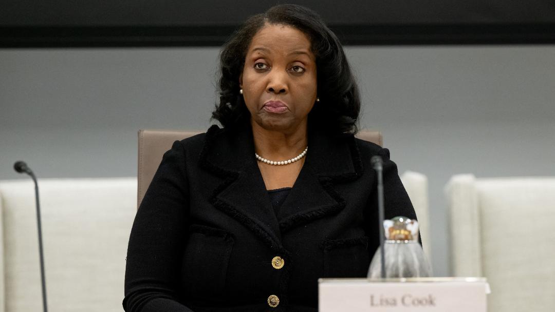 Trump Pushes to Fire Fed Governor Cook Before Rate Meeting