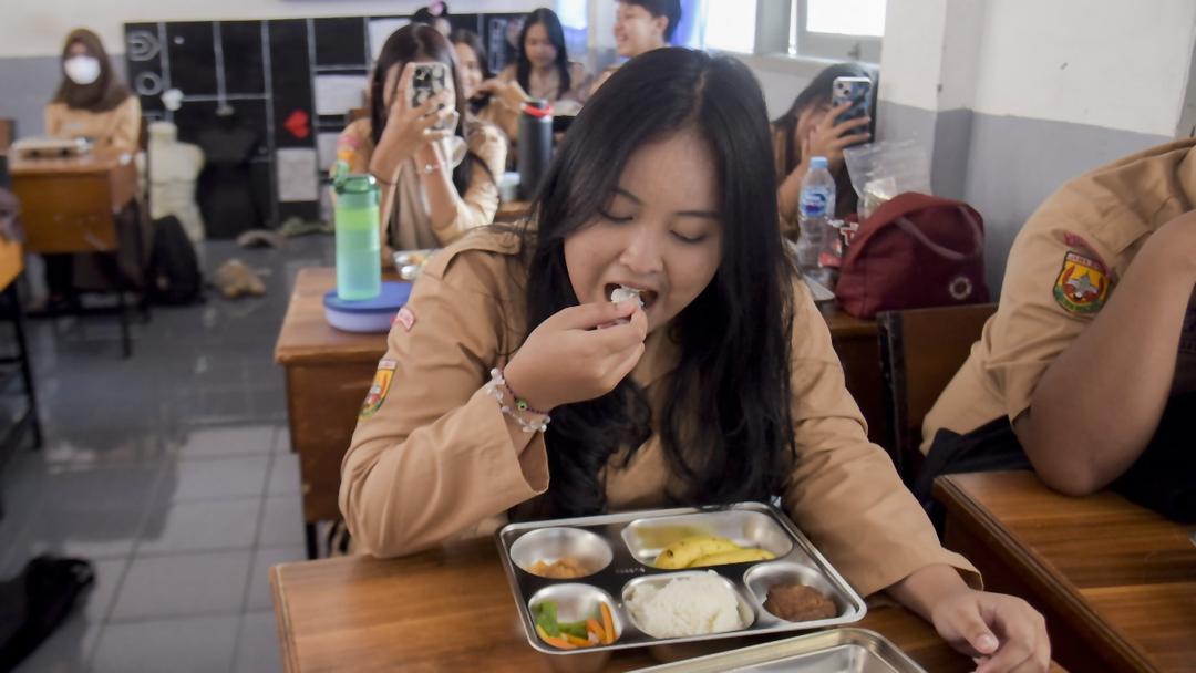 Indonesia: Over 5K Children Fall Ill from Free School Lunches