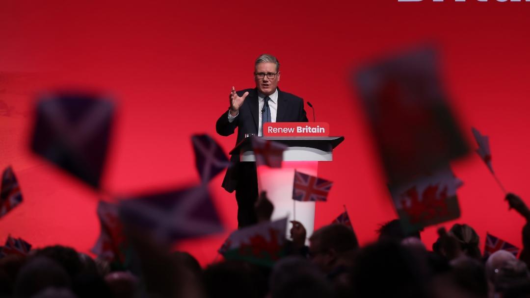 UK: Starmer Says Farage 'Doesn't Believe in Britain' at Labour Conference