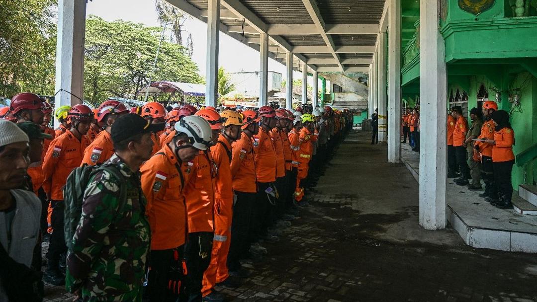 Indonesia Ends Search at Collapsed School With 67 Dead