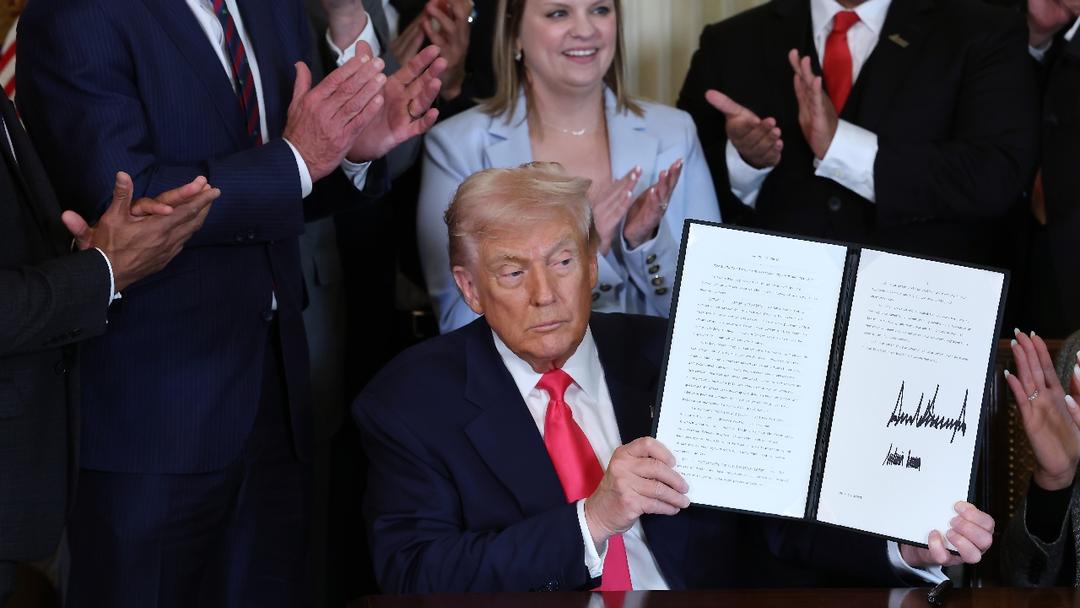Trump Signs Bill to Release Epstein Files