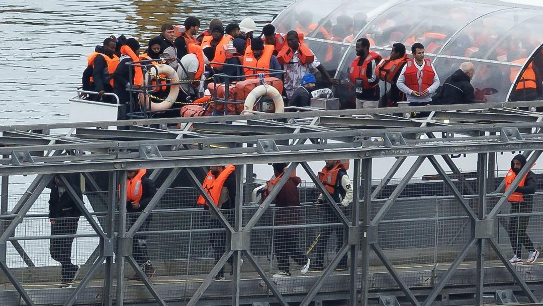 UK Net Migration Falls 69% to 204,000, Lowest Since 2021