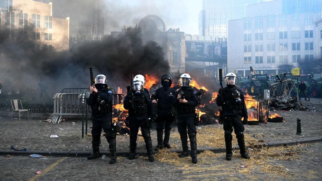 EU Delays Mercosur Trade Deal Signing Amid Farmer Protests