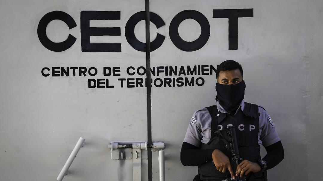 Judge Orders Due Process for Venezuelans Sent to El Salvador