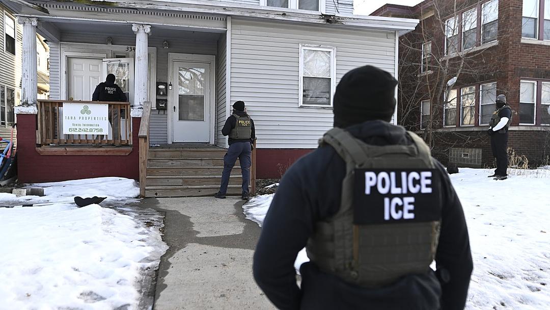 Report: ICE Memo Allows Forced Home Entry With Admin Warrants