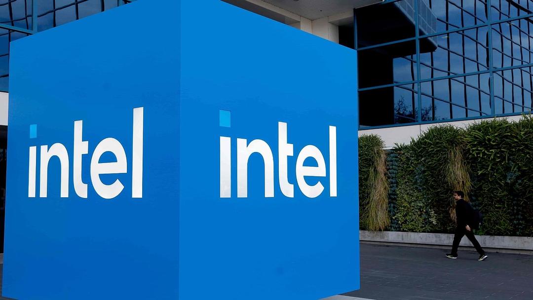 Intel Shares Plunge 17% on Weak Guidance