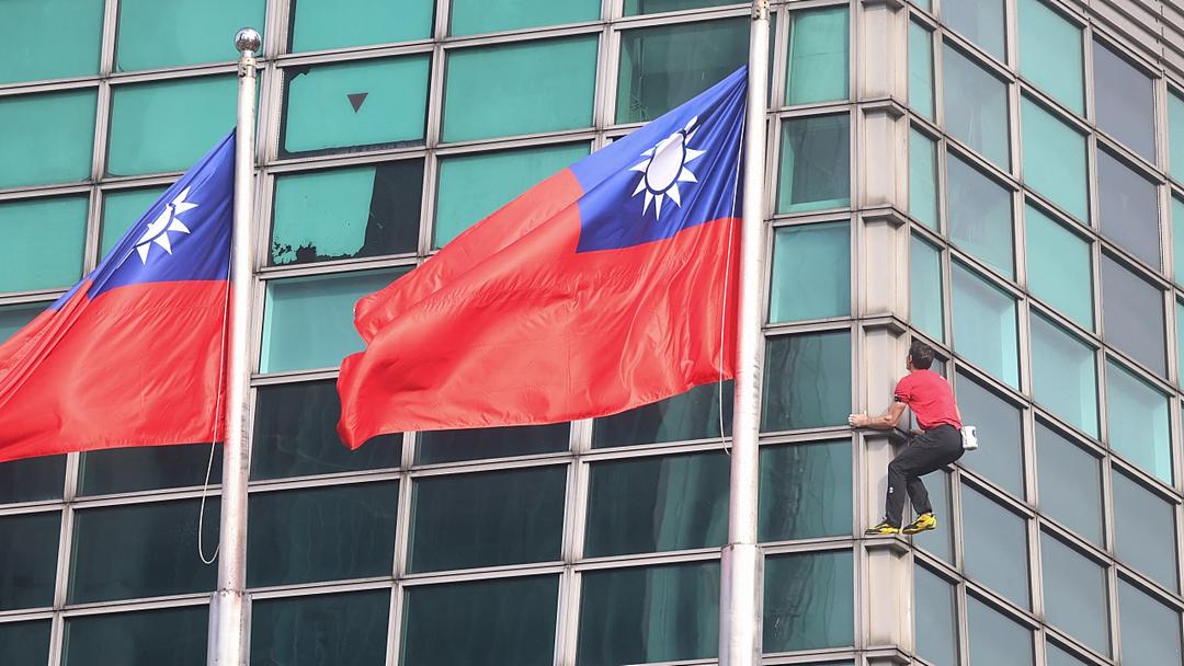 Honnold Scales Taipei 101 Without Ropes in Record Time