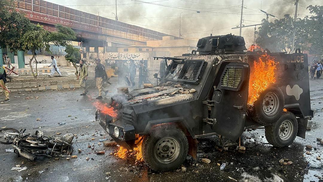 10 Killed as Protesters Storm US Consulate in Karachi