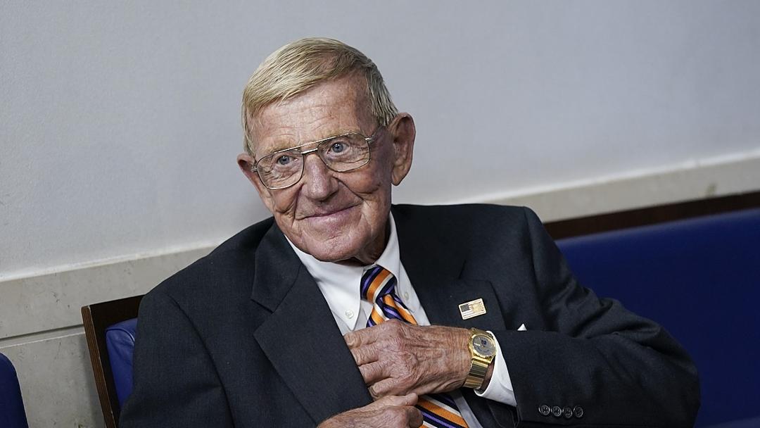 Hall of Fame Coach Lou Holtz Dies at 89