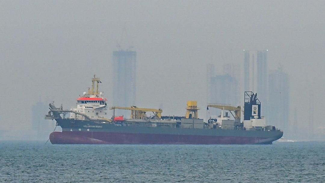 Ship Hit in Hormuz Amid Iran Mine Deployment