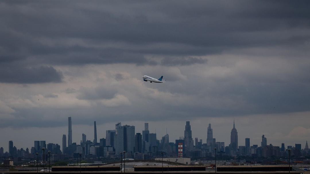 United Flight Clips Pole, Truck Near Newark Airport