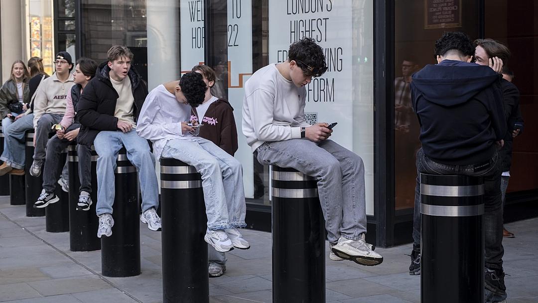 Study: Smartphones Potentially Linked to Global Birth Rate Decline
