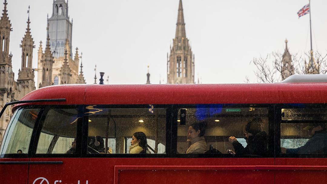 UK Unemployment Hits 5%, Jobs Market Weakens