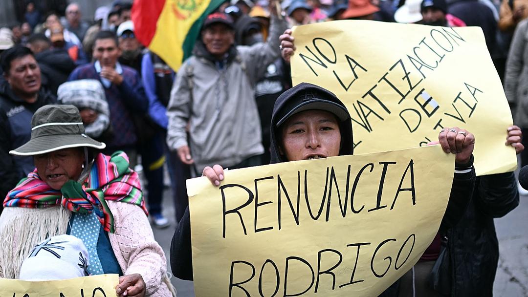 Bolivian Minister Labels Calls for President to Resign 'Anti-Democratic'
