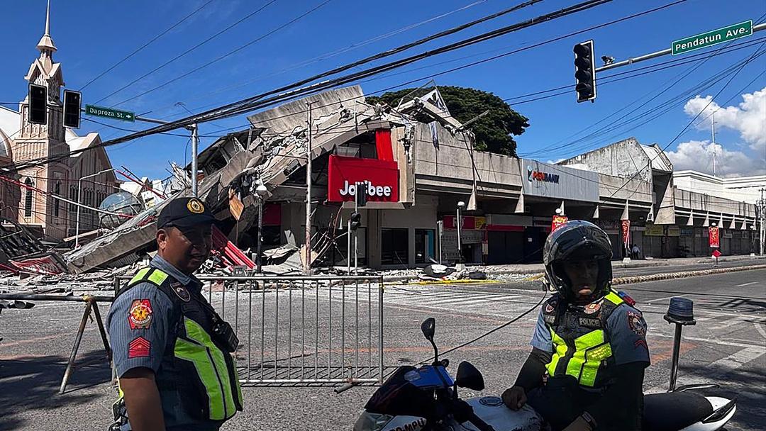 7.8 Quake Hits Philippines, Triggers Tsunami Warning