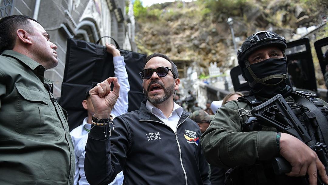 Colombia's De La Espriella Suspends Presidential Transition Amid Tensions With Petro