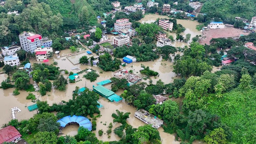 Bangladesh Floods Kill 44, Strand Over 1M