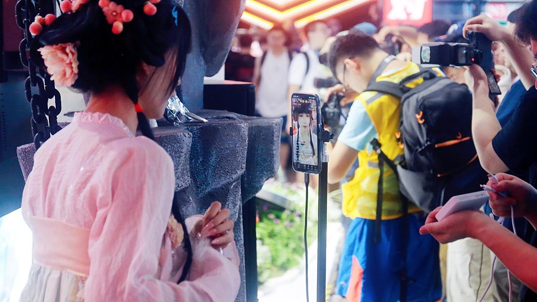 China Shuts 7.2K Livestream Rooms in Crackdown