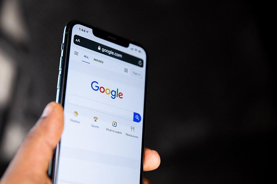 US Senator Claims Governments Spying on Apple, Google Users
