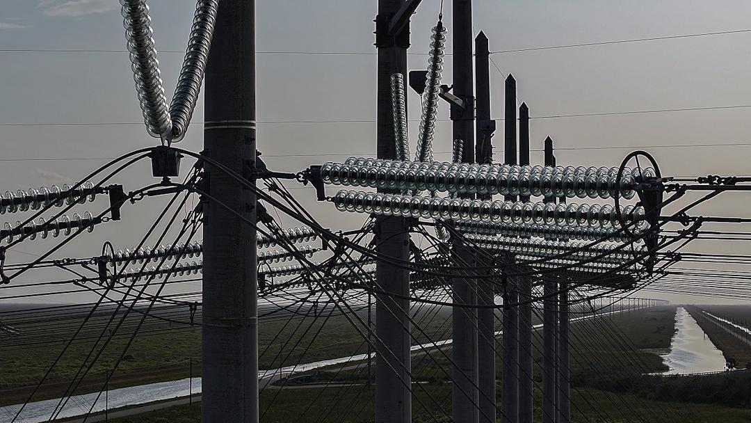 Trump Restricts Foreign Grid Equipment