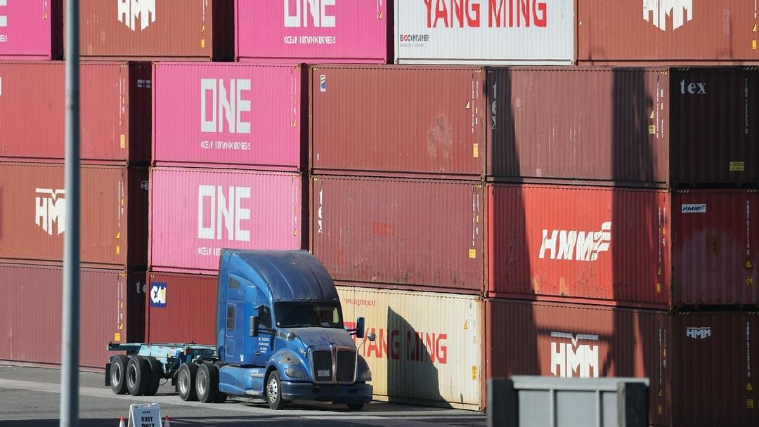 Trump Threatens Some Global Trade Halt Over Fed Rates