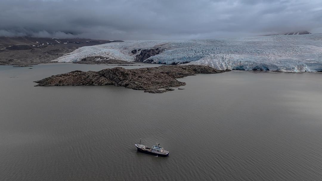 Norway Assists Return of Russian Citizens After Ship Seizure in Arctic Islands