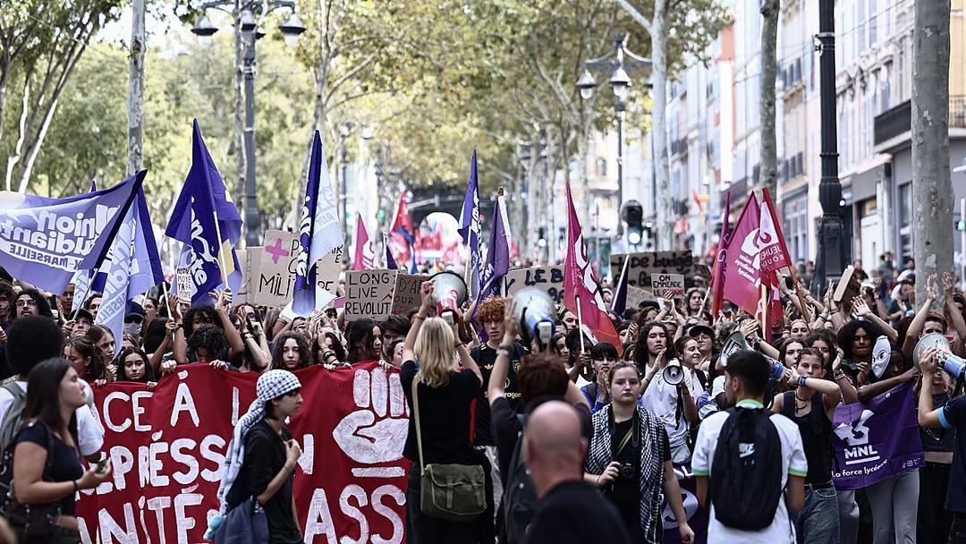 440 Arrested as France Faces Nationwide Union Strikes, Schools Protests