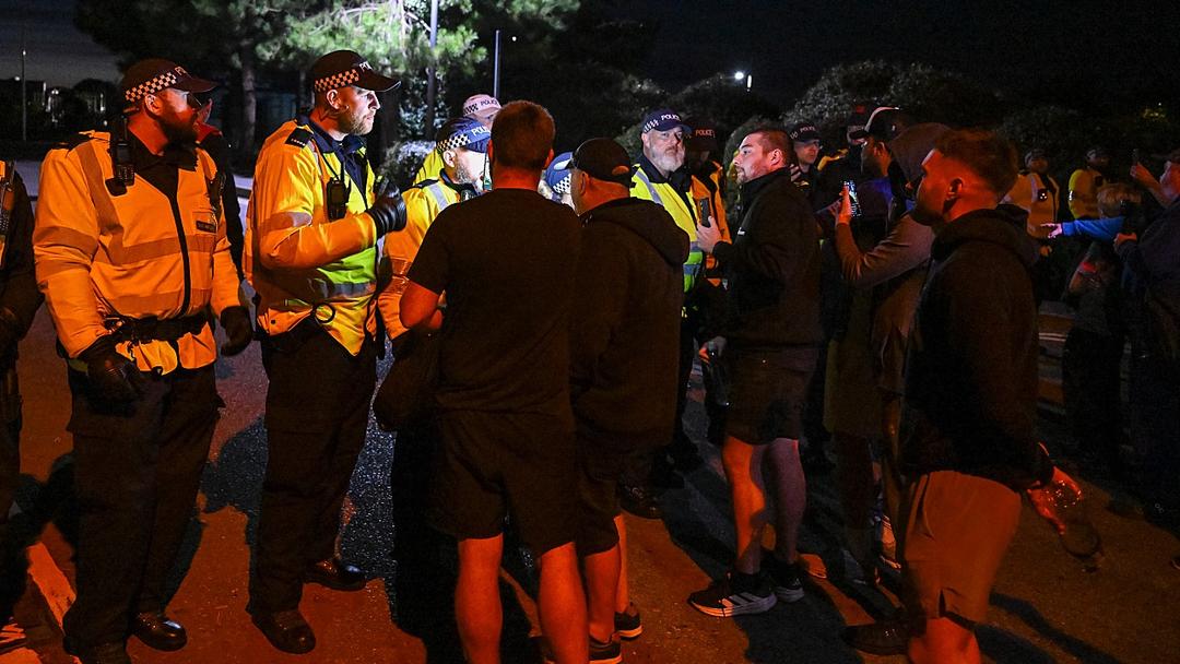 UK: 12 Held Without Bail After Anti-Migrant Protest in Gosport