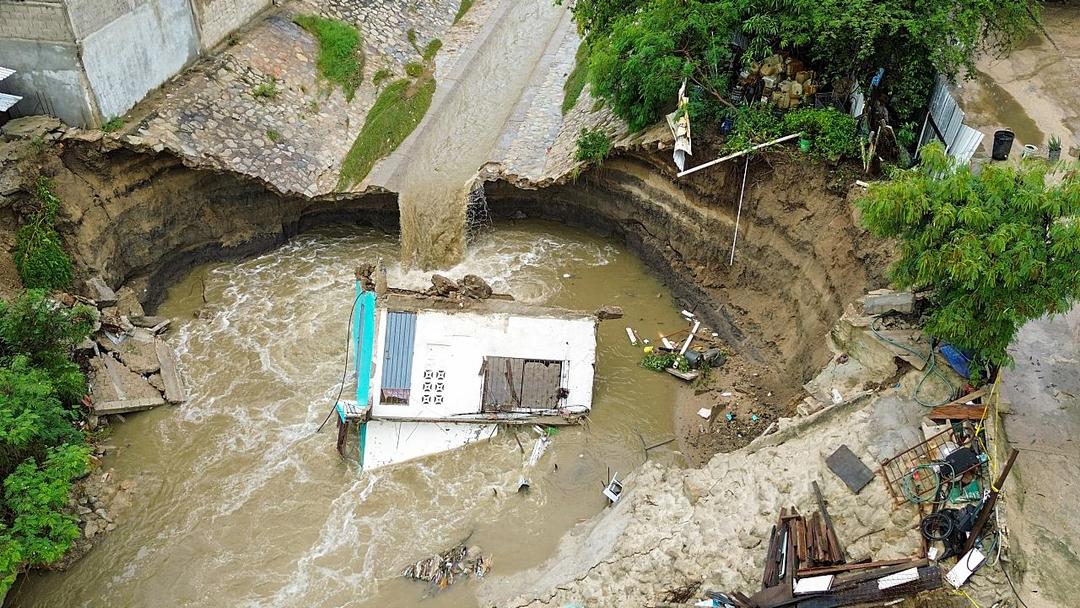 Major Hurricane Simon Impacts Mexico's Pacific Coast