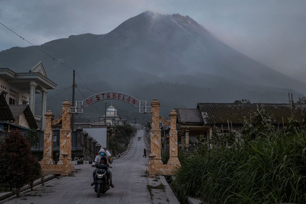 Indonesia: Volcanic Eruption Kills 11 Hikers