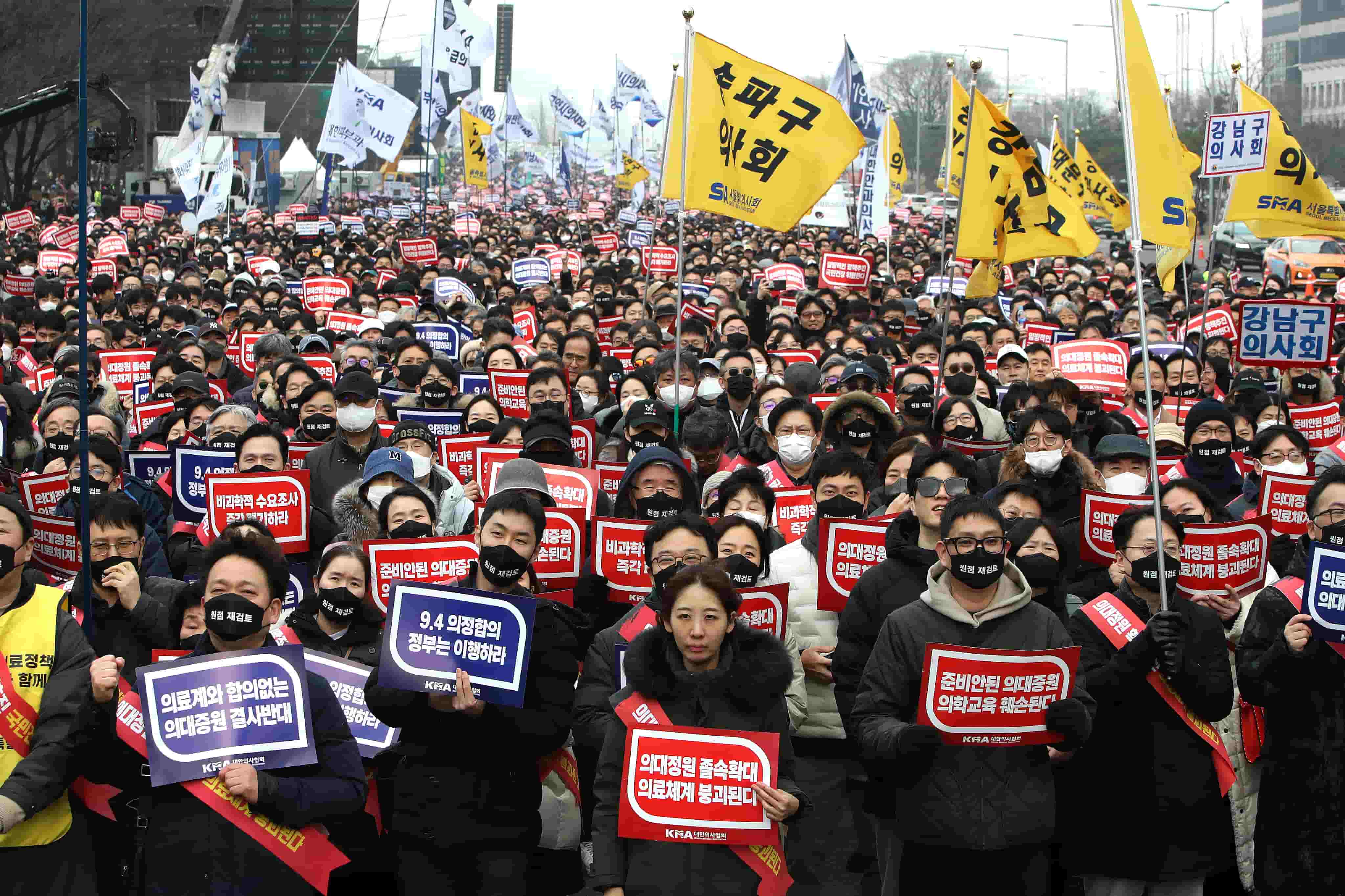 South Korea: Medical Professors Submit Resignations