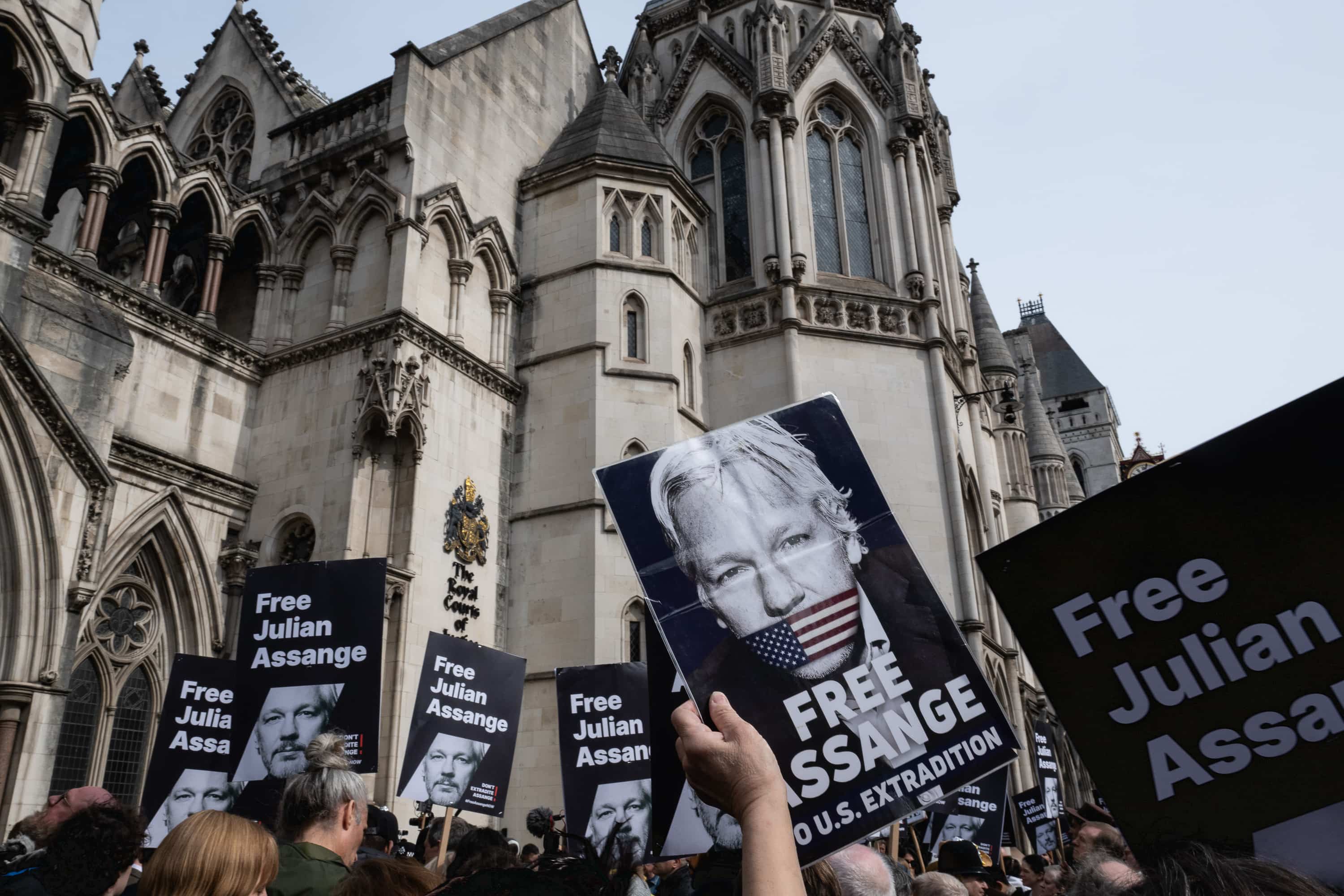 UK High Court Delays Decision on Assange US Extradition
